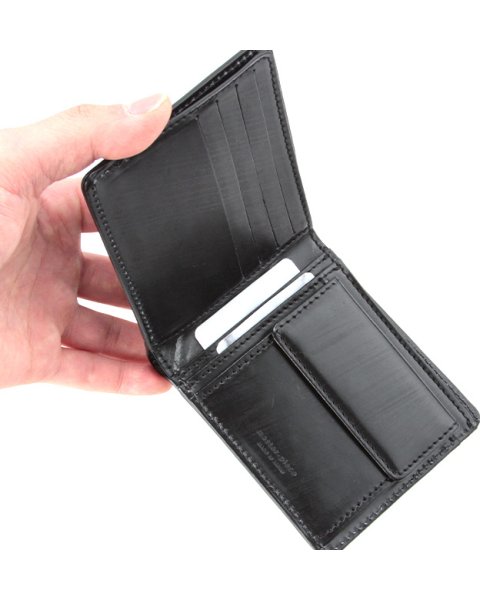 マスターピース 財布 二つ折り財布 メンズ ブライドル レザー 本革 日本製 master－piece bridle 04232 Spire Leather Company EXCELLA 表面で固まってしまうので 寒いときは特にロウが現れやすくなります 普通は使っているうちに自然に摩擦で取れたり 摩擦熱で溶けてまた染み込んで見えなくなっていきますが 気になる場合は柔らかい布やブラシで拭き取ってください また植物タンニンなど自然のものだけで製造しているため水濡れには注意してください 水を吸い込みやすくシミができてしまう可能性があります クリーム等のケア用品はブライドルレザー用の物をご使用ください