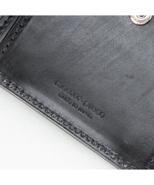 マスターピース 財布 二つ折り財布 メンズ ブライドル レザー 本革 日本製 master－piece bridle 04232 Spire Leather Company EXCELLA 表面で固まってしまうので 寒いときは特にロウが現れやすくなります 普通は使っているうちに自然に摩擦で取れたり 摩擦熱で溶けてまた染み込んで見えなくなっていきますが 気になる場合は柔らかい布やブラシで拭き取ってください また植物タンニンなど自然のものだけで製造しているため水濡れには注意してください 水を吸い込みやすくシミができてしまう可能性があります クリーム等のケア用品はブライドルレザー用の物をご使用ください