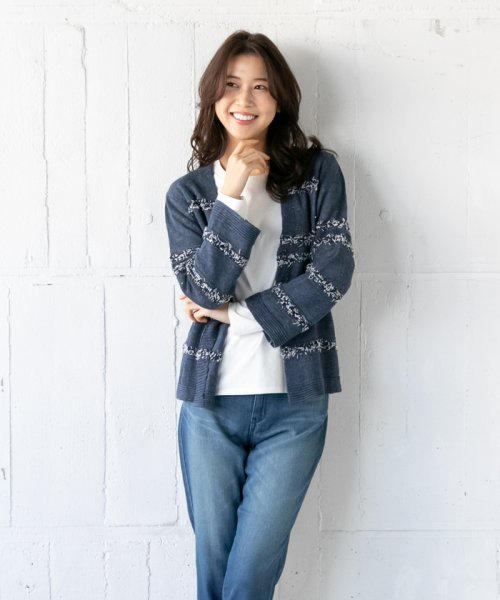 Vネックニットカーディガン 商品説明ボーダー状のフリンジが女性らしいアクセントになったVネックニットカーディガン。クロップドスリーブが手首を軽やかにまとめてくれるから、季節感も意識した装いが叶いそう。麻をベースとした素材で SK1883514628(14520円)