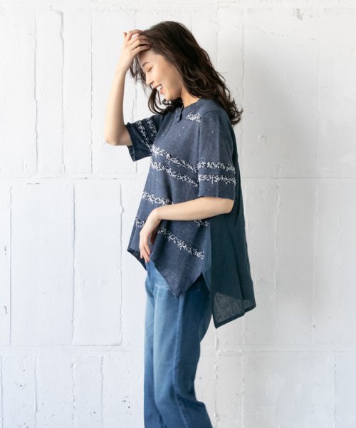 Vネックニットカーディガン 商品説明ボーダー状のフリンジが女性らしいアクセントになったVネックニットカーディガン。クロップドスリーブが手首を軽やかにまとめてくれるから、季節感も意識した装いが叶いそう。麻をベースとした素材で SK1883514628(14520円)