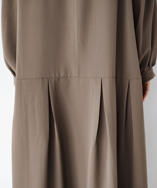 ファスナーディテールがコーデに抜け感をくれる 楽ちんなのにきちんと見えするタックワンピース ハコ Haco Magaseek