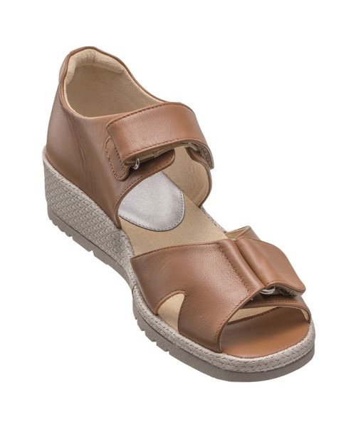ペダラ レディース 2E 商品説明フィット感と屈曲性に優れたかかと付きサンダル。三点支持意匠のソールを採用し安定性に優れています。足首と甲は面テープで調節可能。2Eオブリークラスト Z1590367264(12100円)