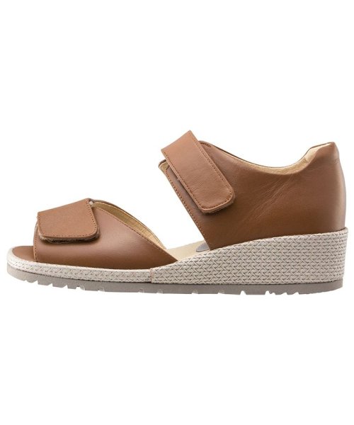 ペダラ レディース 2E 商品説明フィット感と屈曲性に優れたかかと付きサンダル。三点支持意匠のソールを採用し安定性に優れています。足首と甲は面テープで調節可能。2Eオブリークラスト Z1590367264(12100円)