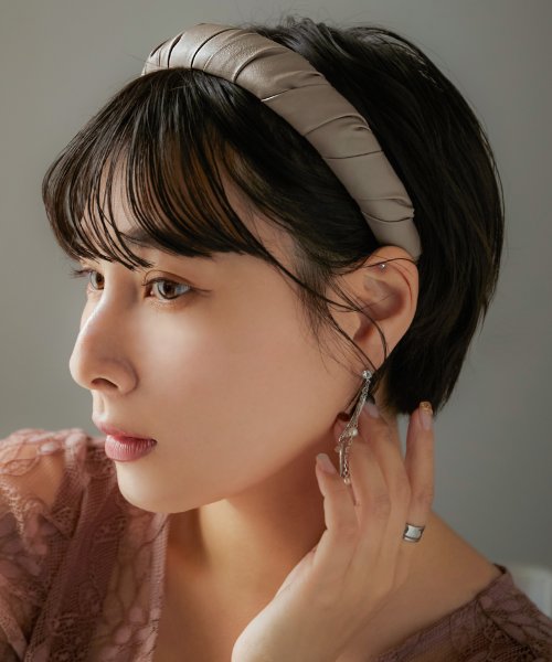 niana(ニアナ)/パーティー カチューシャ ヘッドドレス フェイクレザー シンプル モード ヘアアクセ アクセサリー アップヘア ヘアバンド 幅広 太め 痛くない 結婚式 セレモ/img02