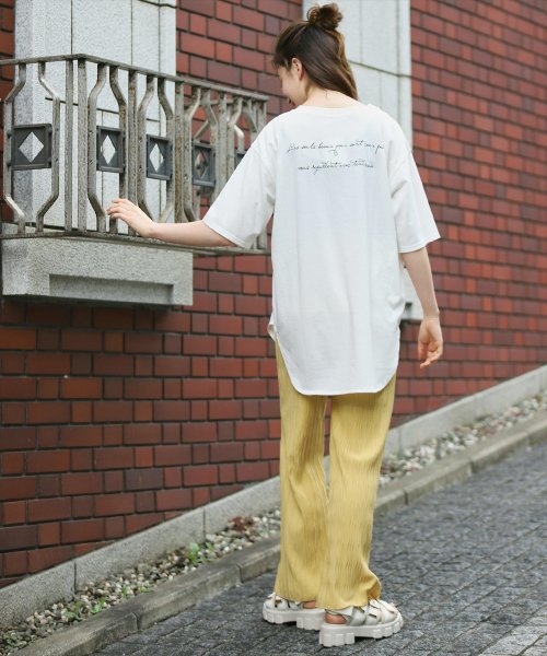 CHILLE(チル)/ポケット付き筆記体裾ラウンドTシャツ/img04