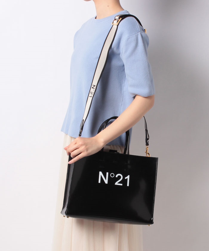 人気カラーの 美品 N°21 ヌメロ ヴェントゥーノ ショルダーバッグ 日本