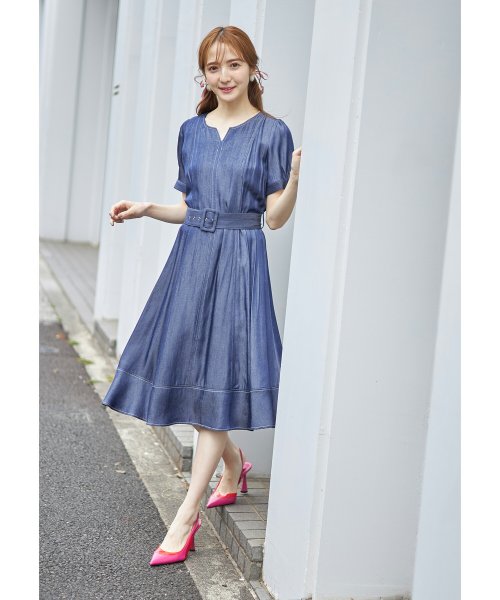 tocco closet(トッコクローゼット)/ベルト付き配色ステッチ入りＶ字スリットネックテンセルデニムワンピース/img01