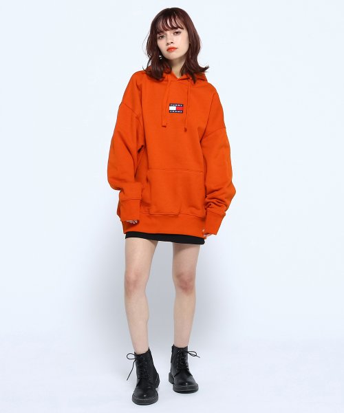 TJM TOMMY BADGE HOODIE 