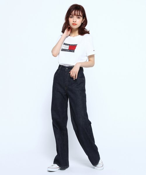 TOMMY HILFIGER(トミーヒルフィガー)/ロゴテープフラッグプリントTシャツ/img01