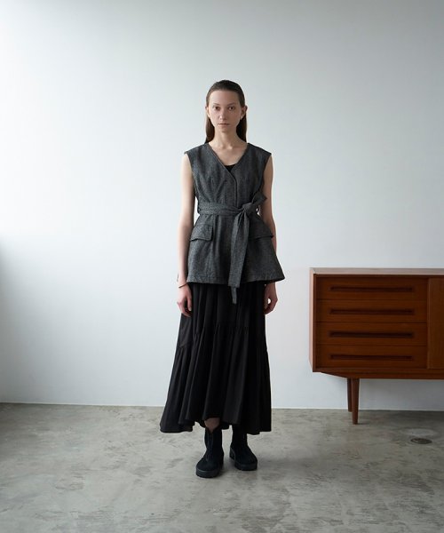 CLANE(クラネ)/CURVE LINE TIERED SKIRT/img01