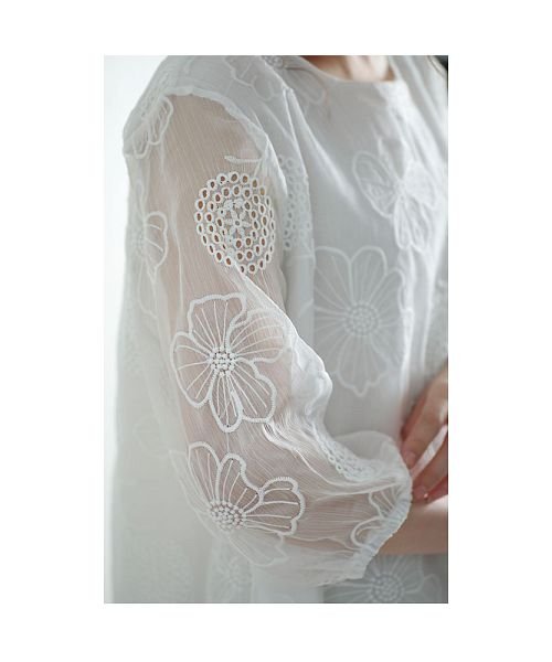 Sawa a la mode(サワアラモード)/浮き上がる花刺繍のパフスリーブシャツブラウス/img14