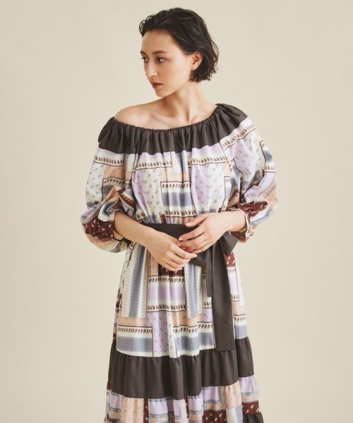 プリント切替ペザントワンピース 商品説明上品に着映えする、秋色ペザントワンピース。オリジナルのバンダナスカーフプリントが入った着心地の良いスパンブロード地と、共地の無地素材を大胆 C1557810494(11880円)