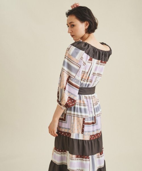 プリント切替ペザントワンピース 商品説明上品に着映えする、秋色ペザントワンピース。オリジナルのバンダナスカーフプリントが入った着心地の良いスパンブロード地と、共地の無地素材を大胆 C1557810494(11880円)