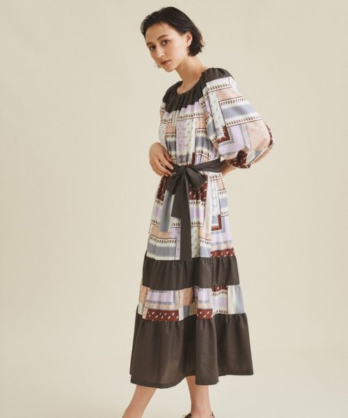 プリント切替ペザントワンピース 商品説明上品に着映えする、秋色ペザントワンピース。オリジナルのバンダナスカーフプリントが入った着心地の良いスパンブロード地と、共地の無地素材を大胆 C1557810494(11880円)