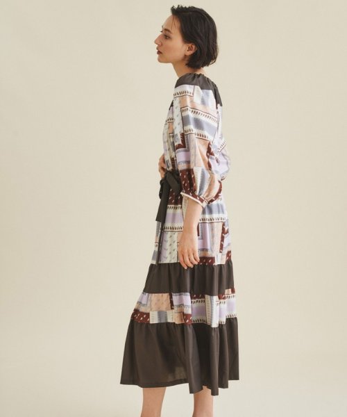 プリント切替ペザントワンピース 商品説明上品に着映えする、秋色ペザントワンピース。オリジナルのバンダナスカーフプリントが入った着心地の良いスパンブロード地と、共地の無地素材を大胆 C1557810494(11880円)