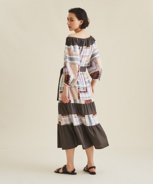 プリント切替ペザントワンピース 商品説明上品に着映えする、秋色ペザントワンピース。オリジナルのバンダナスカーフプリントが入った着心地の良いスパンブロード地と、共地の無地素材を大胆 C1557810494(11880円)