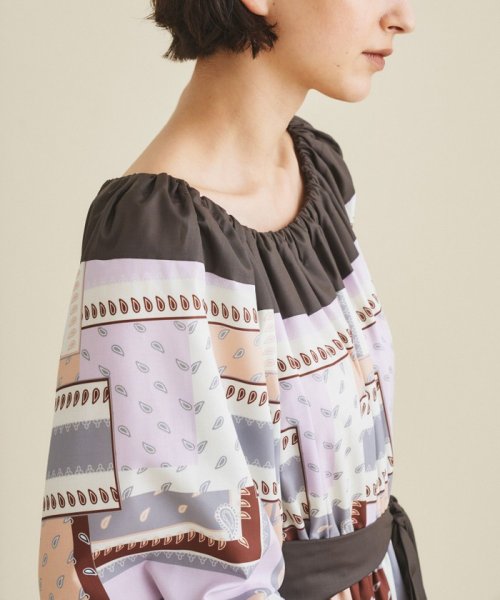 プリント切替ペザントワンピース 商品説明上品に着映えする、秋色ペザントワンピース。オリジナルのバンダナスカーフプリントが入った着心地の良いスパンブロード地と、共地の無地素材を大胆 C1557810494(11880円)