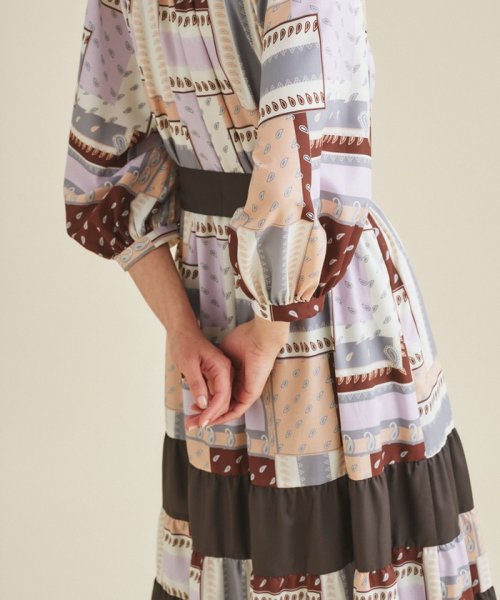 プリント切替ペザントワンピース 商品説明上品に着映えする、秋色ペザントワンピース。オリジナルのバンダナスカーフプリントが入った着心地の良いスパンブロード地と、共地の無地素材を大胆 C1557810494(11880円)