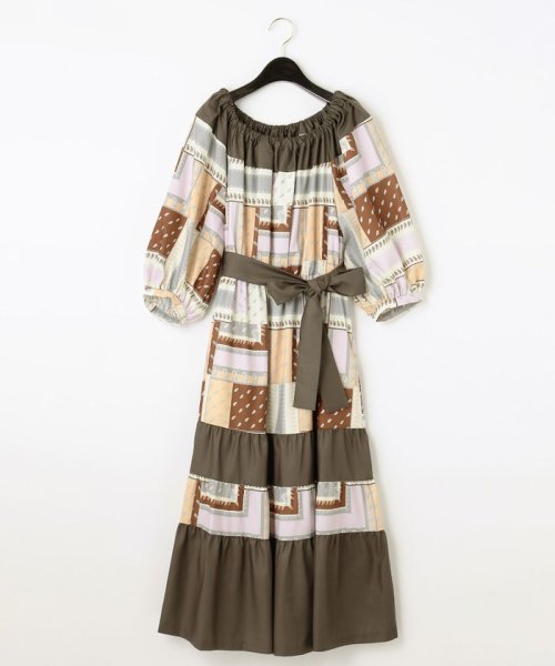 プリント切替ペザントワンピース 商品説明上品に着映えする、秋色ペザントワンピース。オリジナルのバンダナスカーフプリントが入った着心地の良いスパンブロード地と、共地の無地素材を大胆 C1557810494(11880円)