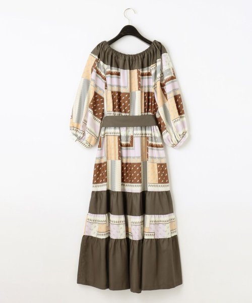 プリント切替ペザントワンピース 商品説明上品に着映えする、秋色ペザントワンピース。オリジナルのバンダナスカーフプリントが入った着心地の良いスパンブロード地と、共地の無地素材を大胆 C1557810494(11880円)