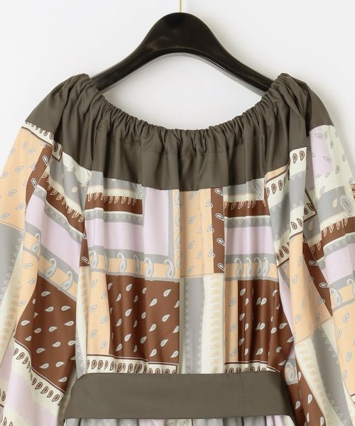 プリント切替ペザントワンピース 商品説明上品に着映えする、秋色ペザントワンピース。オリジナルのバンダナスカーフプリントが入った着心地の良いスパンブロード地と、共地の無地素材を大胆 C1557810494(11880円)