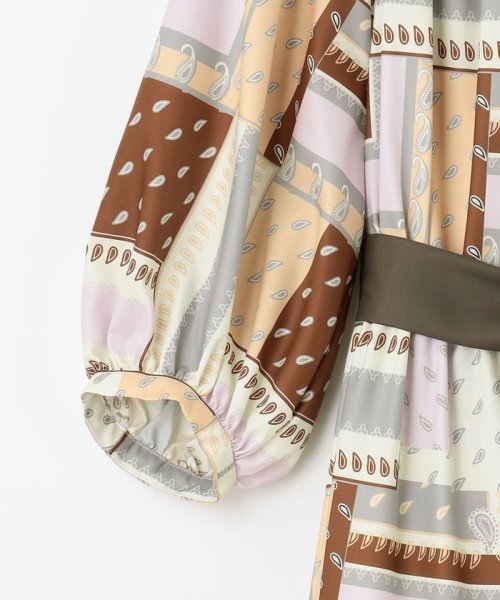 プリント切替ペザントワンピース 商品説明上品に着映えする、秋色ペザントワンピース。オリジナルのバンダナスカーフプリントが入った着心地の良いスパンブロード地と、共地の無地素材を大胆 C1557810494(11880円)