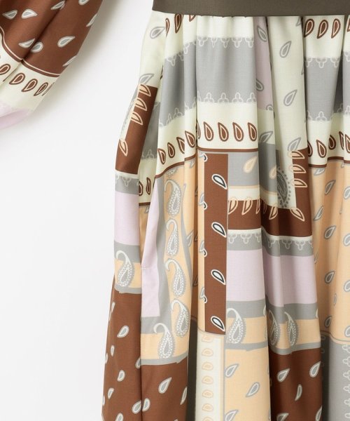 プリント切替ペザントワンピース 商品説明上品に着映えする、秋色ペザントワンピース。オリジナルのバンダナスカーフプリントが入った着心地の良いスパンブロード地と、共地の無地素材を大胆 C1557810494(11880円)