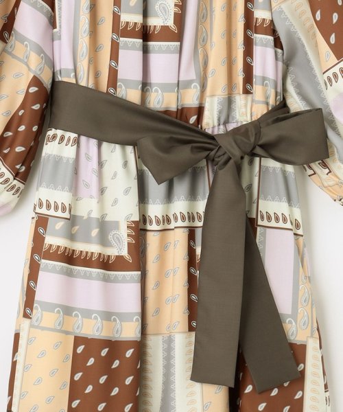 プリント切替ペザントワンピース 商品説明上品に着映えする、秋色ペザントワンピース。オリジナルのバンダナスカーフプリントが入った着心地の良いスパンブロード地と、共地の無地素材を大胆 C1557810494(11880円)