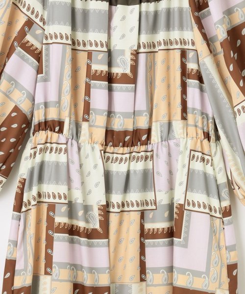 プリント切替ペザントワンピース 商品説明上品に着映えする、秋色ペザントワンピース。オリジナルのバンダナスカーフプリントが入った着心地の良いスパンブロード地と、共地の無地素材を大胆 C1557810494(11880円)