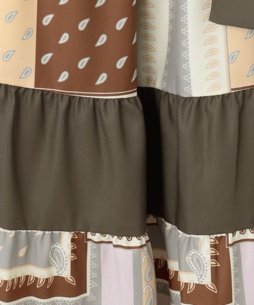 プリント切替ペザントワンピース 商品説明上品に着映えする、秋色ペザントワンピース。オリジナルのバンダナスカーフプリントが入った着心地の良いスパンブロード地と、共地の無地素材を大胆 C1557810494(11880円)