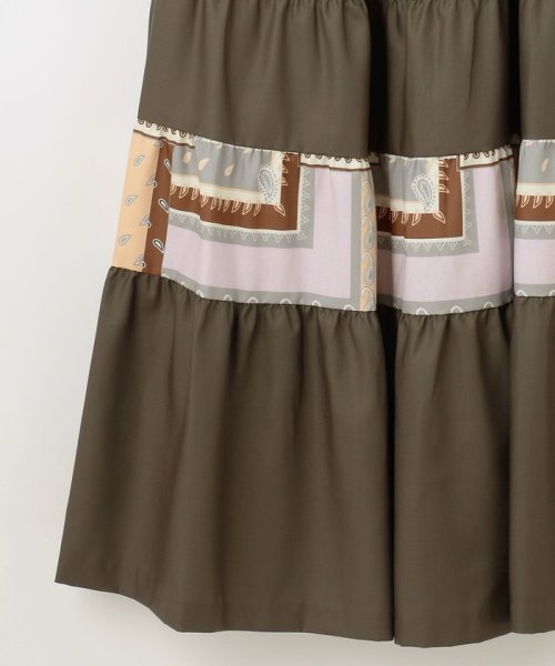 プリント切替ペザントワンピース 商品説明上品に着映えする、秋色ペザントワンピース。オリジナルのバンダナスカーフプリントが入った着心地の良いスパンブロード地と、共地の無地素材を大胆 C1557810494(11880円)