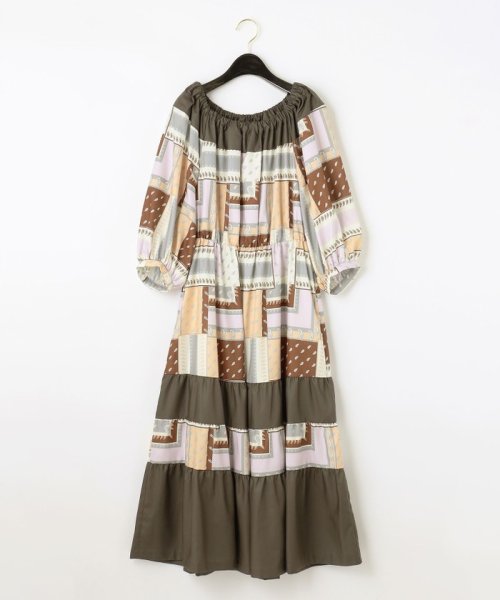 プリント切替ペザントワンピース 商品説明上品に着映えする、秋色ペザントワンピース。オリジナルのバンダナスカーフプリントが入った着心地の良いスパンブロード地と、共地の無地素材を大胆 C1557810494(11880円)