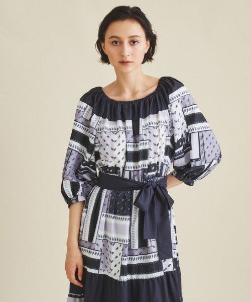 プリント切替ペザントワンピース 商品説明上品に着映えする、秋色ペザントワンピース。オリジナルのバンダナスカーフプリントが入った着心地の良いスパンブロード地と、共地の無地素材を大胆 C1557810494(11880円)