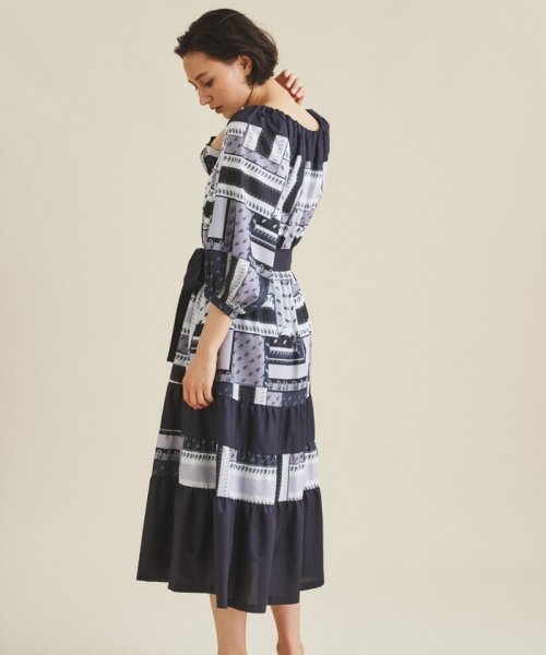 プリント切替ペザントワンピース 商品説明上品に着映えする、秋色ペザントワンピース。オリジナルのバンダナスカーフプリントが入った着心地の良いスパンブロード地と、共地の無地素材を大胆 C1557810494(11880円)