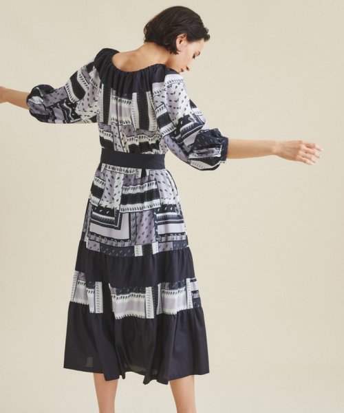 プリント切替ペザントワンピース 商品説明上品に着映えする、秋色ペザントワンピース。オリジナルのバンダナスカーフプリントが入った着心地の良いスパンブロード地と、共地の無地素材を大胆 C1557810494(11880円)