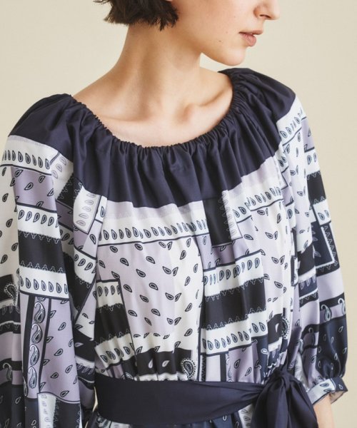 プリント切替ペザントワンピース 商品説明上品に着映えする、秋色ペザントワンピース。オリジナルのバンダナスカーフプリントが入った着心地の良いスパンブロード地と、共地の無地素材を大胆 C1557810494(11880円)