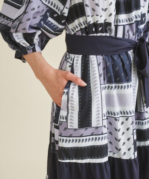 プリント切替ペザントワンピース 商品説明上品に着映えする、秋色ペザントワンピース。オリジナルのバンダナスカーフプリントが入った着心地の良いスパンブロード地と、共地の無地素材を大胆 C1557810494(11880円)