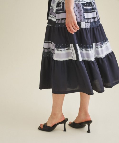 プリント切替ペザントワンピース 商品説明上品に着映えする、秋色ペザントワンピース。オリジナルのバンダナスカーフプリントが入った着心地の良いスパンブロード地と、共地の無地素材を大胆 C1557810494(11880円)