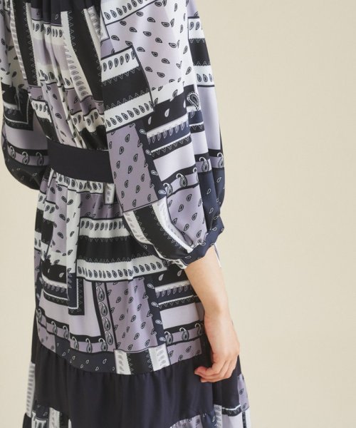 プリント切替ペザントワンピース 商品説明上品に着映えする、秋色ペザントワンピース。オリジナルのバンダナスカーフプリントが入った着心地の良いスパンブロード地と、共地の無地素材を大胆 C1557810494(11880円)