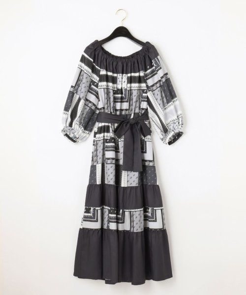 プリント切替ペザントワンピース 商品説明上品に着映えする、秋色ペザントワンピース。オリジナルのバンダナスカーフプリントが入った着心地の良いスパンブロード地と、共地の無地素材を大胆 C1557810494(11880円)