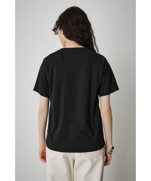 AZUL by moussy(アズールバイマウジー)/WAVY FONT LOGO TEE/img15