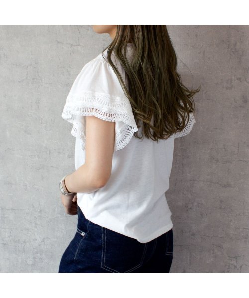 e.m.a(エマ)/袖口にスカラップ刺繍をあしらい腕周りをすっきり見せるTシャツ/img04