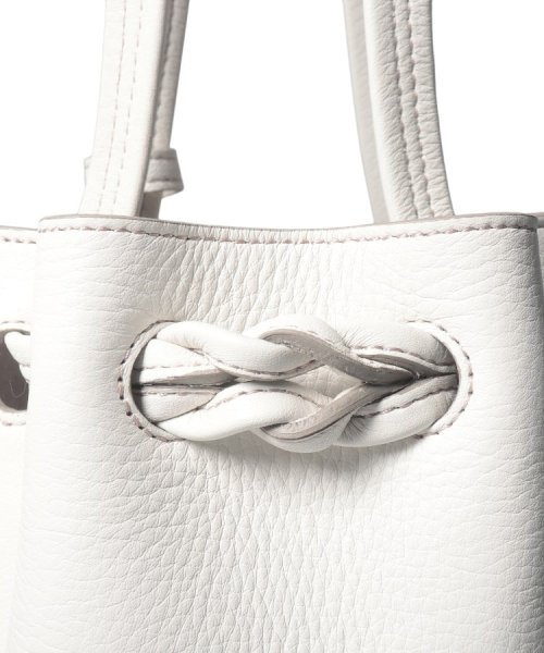 【ロシェ】レザーショルダーバッグ S 本革 商品説明＜コロンとしたフォルムが魅力。ワンマイルのお出かけでも活躍する巾着型ミニバッグ＞【商品詳細】丸みのあるデザインが上品で可愛らしい巾着型のミニバッグです QGW2650813028(20240円)