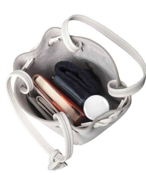 【ロシェ】レザーショルダーバッグ S 本革 商品説明＜コロンとしたフォルムが魅力。ワンマイルのお出かけでも活躍する巾着型ミニバッグ＞【商品詳細】丸みのあるデザインが上品で可愛らしい巾着型のミニバッグです QGW2650813028(20240円)