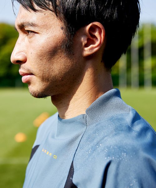 umbro(アンブロ)/ラインドクロストップ｜ピステ｜耐久はっ水・防風・ストレッチ【アウトレット】/img01