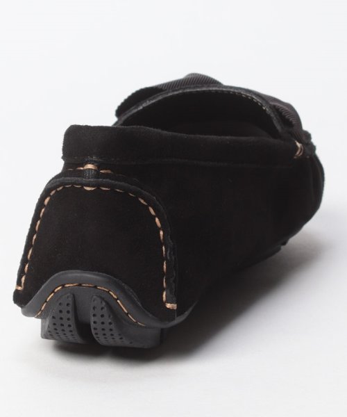 リボンモチーフソフトモカシン 商品説明アッパーにあしらった大きなリボンモチーフがポイントなって、足元にさりげなくレディなエッセンスをオン。カジュアルに履けて女性らしさもキープできるモカシンは、 D1593597837(12298円)