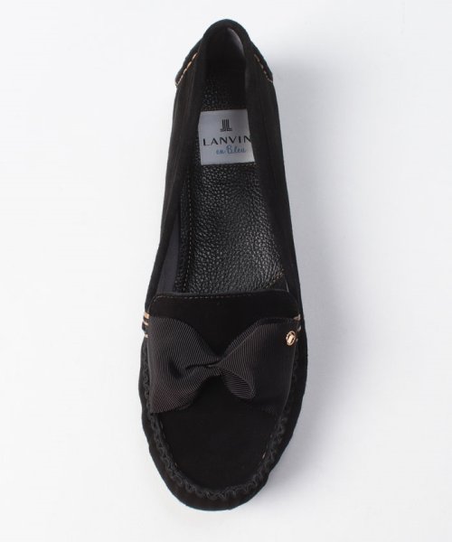 リボンモチーフソフトモカシン 商品説明アッパーにあしらった大きなリボンモチーフがポイントなって、足元にさりげなくレディなエッセンスをオン。カジュアルに履けて女性らしさもキープできるモカシンは、 D1593597837(12298円)