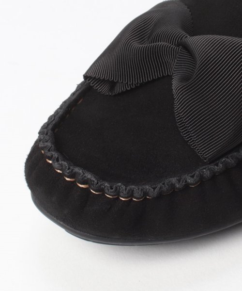 リボンモチーフソフトモカシン 商品説明アッパーにあしらった大きなリボンモチーフがポイントなって、足元にさりげなくレディなエッセンスをオン。カジュアルに履けて女性らしさもキープできるモカシンは、 D1593597837(12298円)