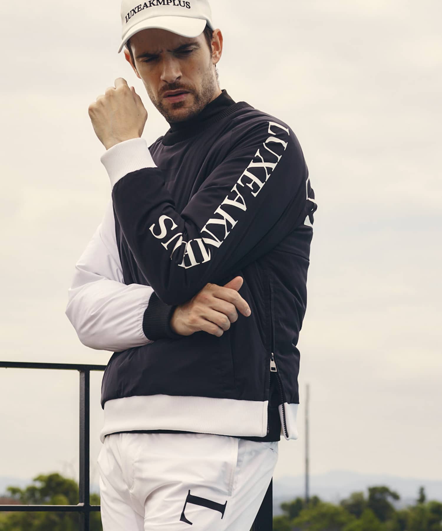 LUXEAKMPLUS リュクスエイケイエムプラス 中綿 ロゴ スニード L 黒