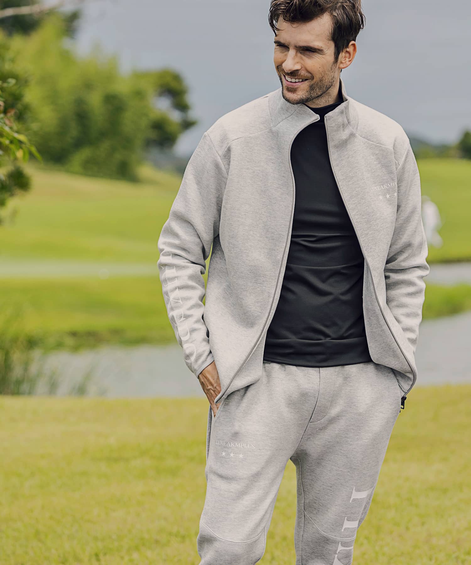 LUXEAKMPLUSリュクスエイケイエムプラス スムースロゴトラックジャケット LUXEAKMPLUS(リュクスエイケイエムプラス)ゴルフ スムースロゴトラック